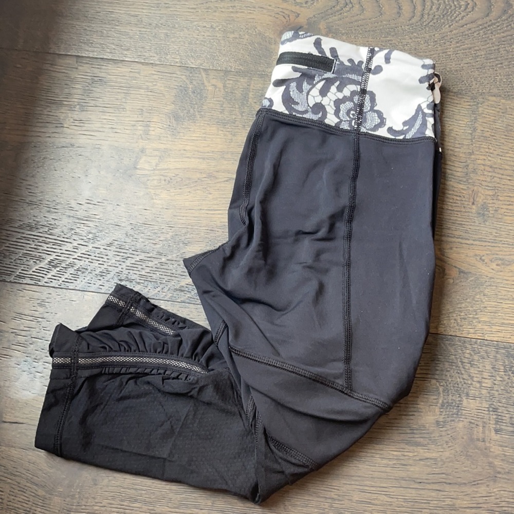RARE Lululemon Black Lacoflage Crops - Size 4